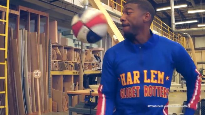 go to Trickshot: Harlem Globetrotter löst Kettenreaktion aus