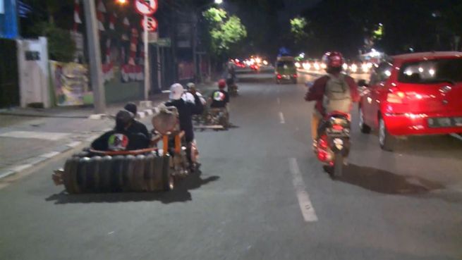 go to Wettkampf der Vespas: Do-It-Yourself-Gang in Indonesien