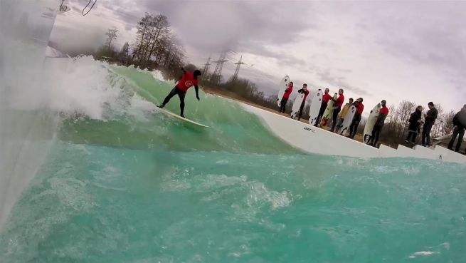 go to Welt-Sensation in Langenfeld: Surf-Welle auf Baggersee