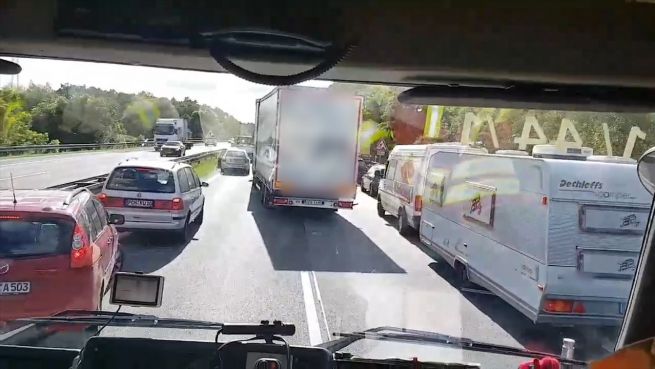 go to Rettungsgasse blockiert: LKW-Fahrer hört das Horn nicht