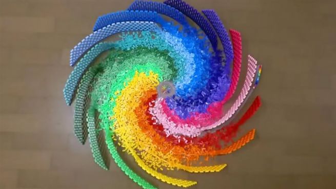 go to Bunte Youtuber-Kunst: Spirale aus 12.000 Dominosteinen