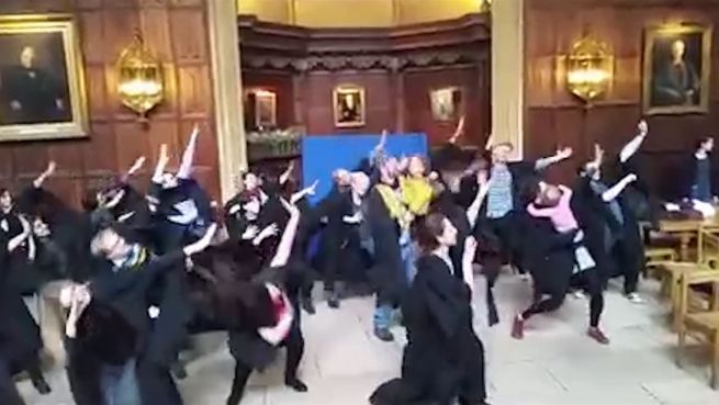 go to Sozialer Flashmob: Uni Cambridge tanzt für die Rente