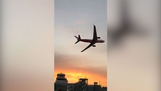 go to Abschiedsmanöver: Letzter Air-Berlin-Flug startet durch