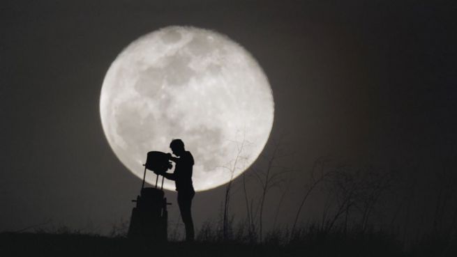 go to Blick durchs Teleskop: Der Mond als Attraktion