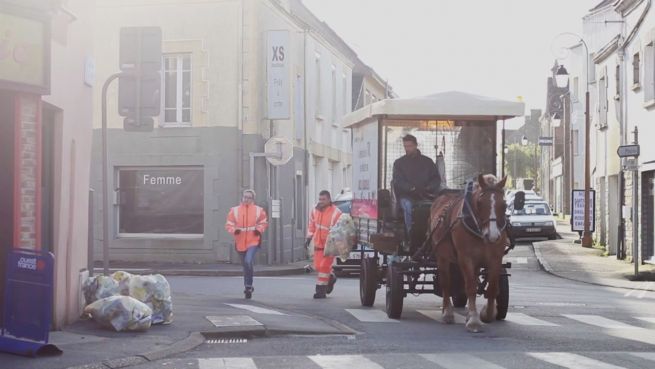 go to Pferdestark in Frankreich: Eine Kutsche als Müllabfuhr